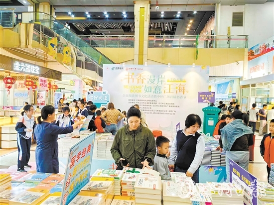 学生和家长正在选购图书。