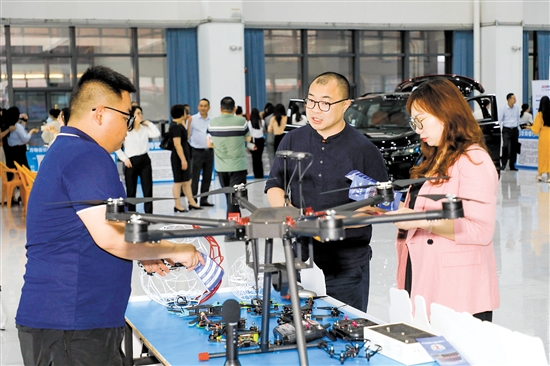 推进会期间企业进行产品展览，推动与会企业合作交流。
