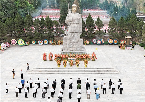 我市祭扫团赴广西集中祭扫江门籍烈士。