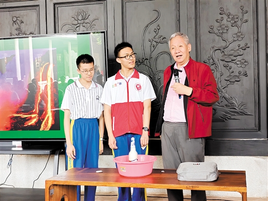 白武明教授（右一）开启大讲堂首讲。