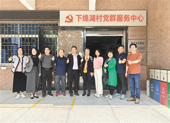唐仲喜（右五）和儿子（右六）回到丈夫的家乡东成镇祭祖、探亲。