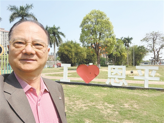 吴伟明在恩平自拍。