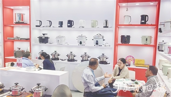广交会现场，新会企业展区吸引不少客商驻足洽谈新商机。