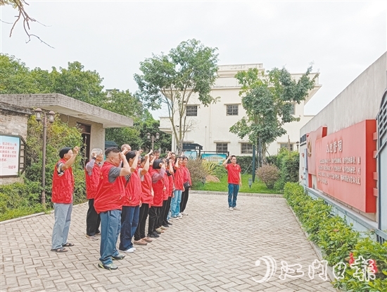 发展红色旅游是以敬村振兴乡村产业的重要抓手，该村充分挖掘利用本地红色资源，打造沉浸式研学体验。