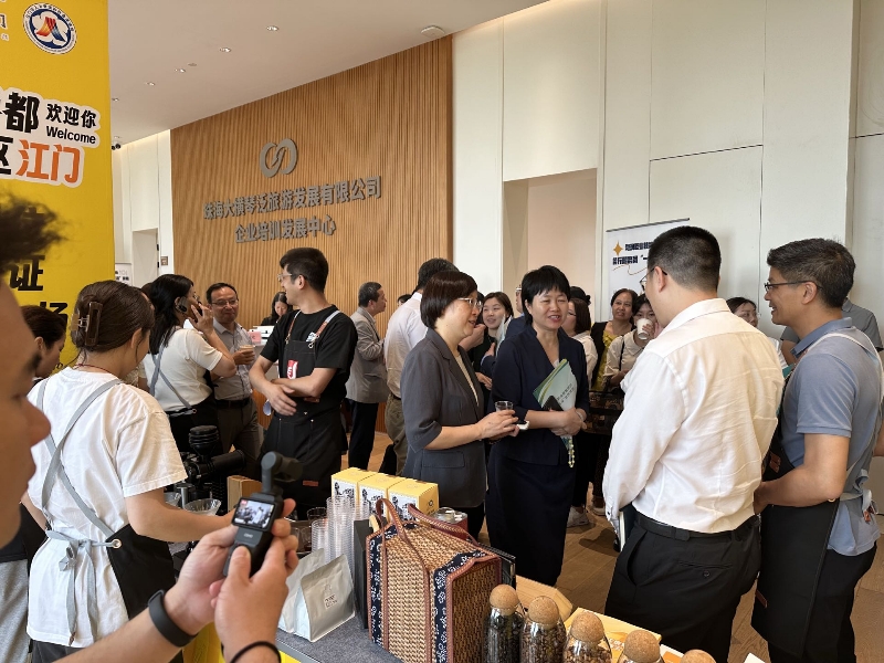 省人社厅邱璟副厅长在江门展位驻足指导.jpg