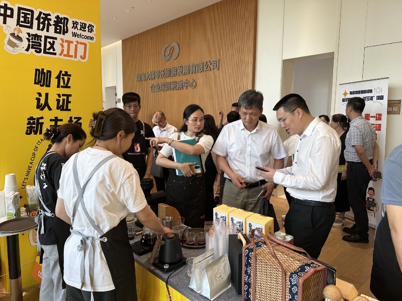 省技能服务中心叶磊主任在江门展位驻足指导.jpg