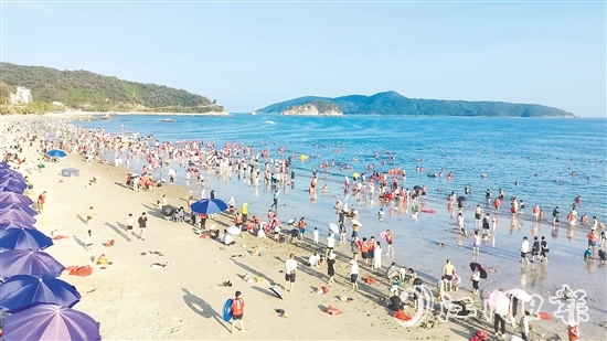 依托得天独厚的自然禀赋与持续升级的文旅供给，今年“五一”假期，台山滨海景区人气爆棚。