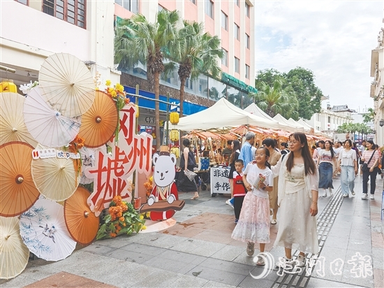 冈州墟非遗市集精彩不断，现场人潮涌动。