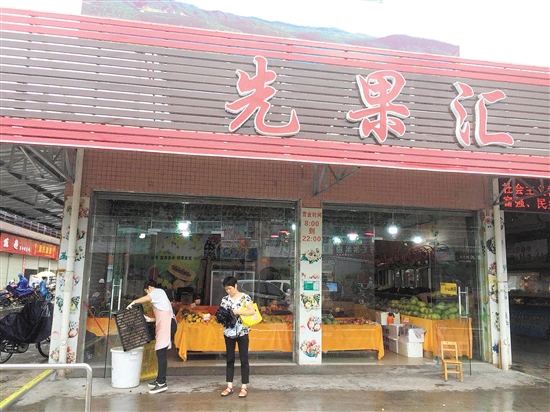商铺自觉落实“门前三包”责任制。