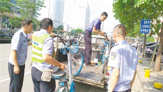 蓬江区联合执法大队对乱停放的共享单车作暂扣处理。