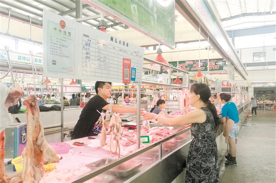江海区嘉福市场商户亮证经营。