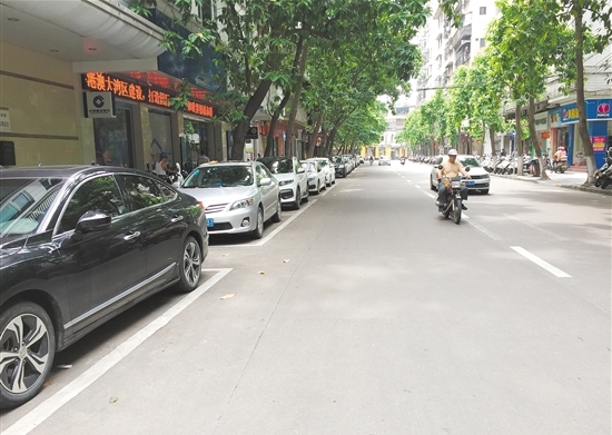 新会区惠民东路车辆有序停放。