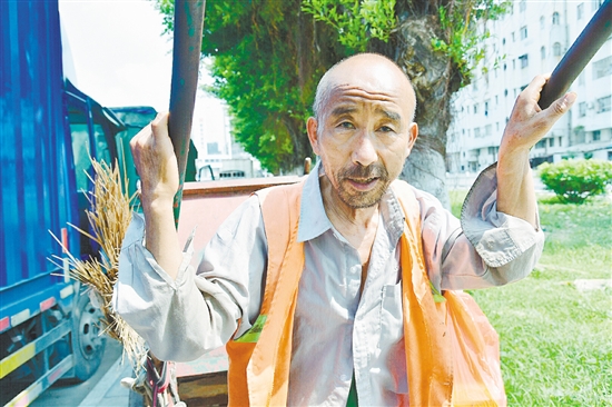 ?蓬江区荷塘镇一名老环卫清洁工每天都在高温下工作，为街道清洁付出辛勤的汗水！